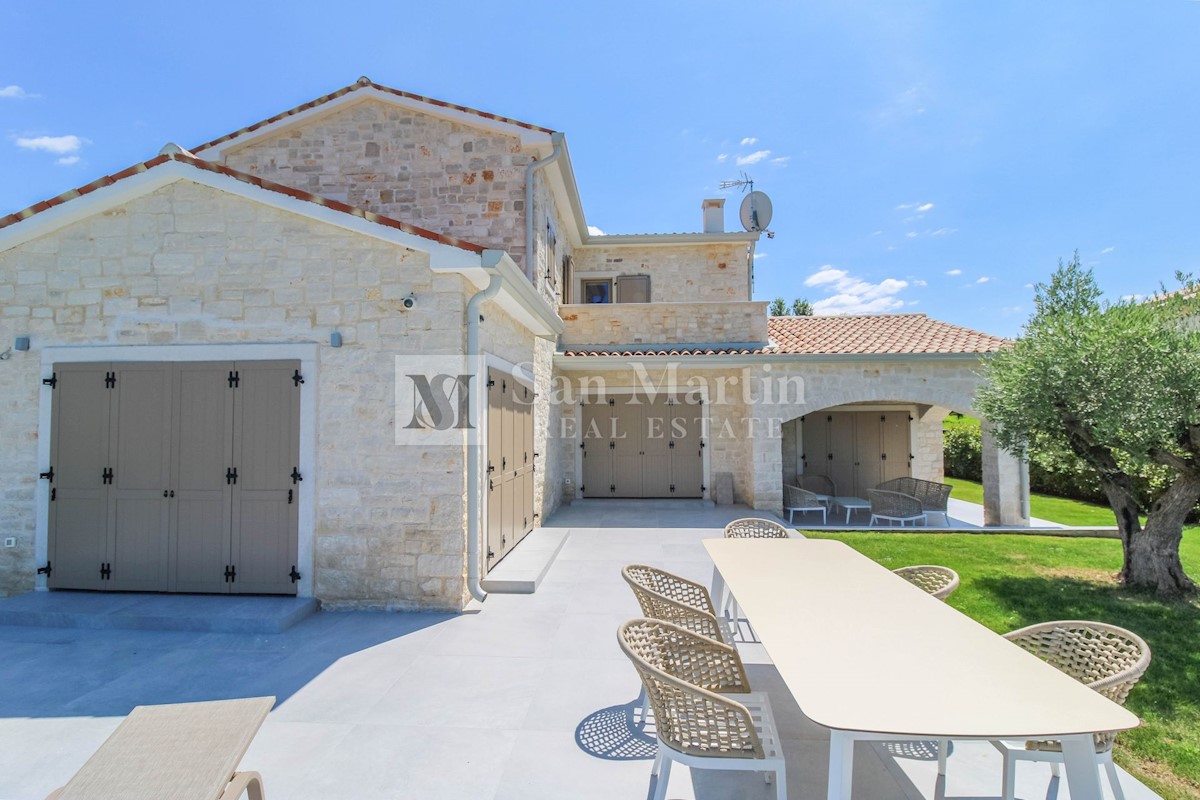 Poreč, casa arredata in stile moderno su un ampio giardino