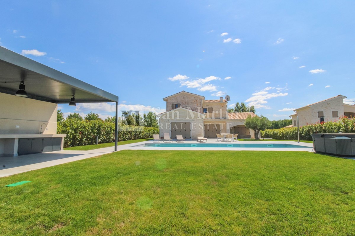 Poreč, casa arredata in stile moderno su un ampio giardino