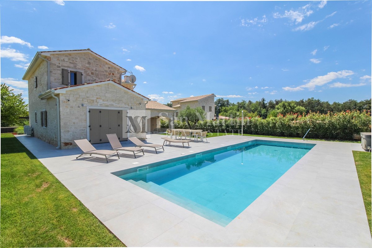 Poreč, casa arredata in stile moderno su un ampio giardino