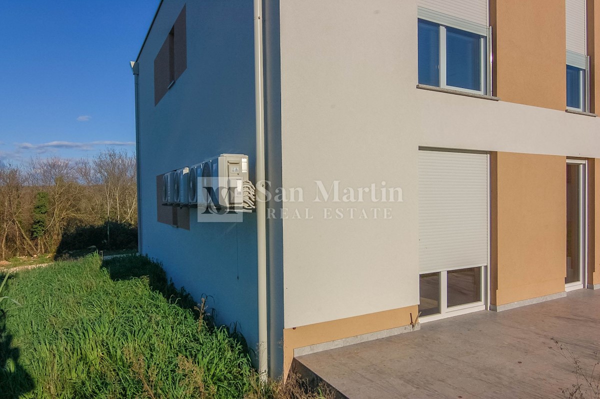 Poreč - moderne Wohnung im Erdgeschoss mit Garten, Neubau