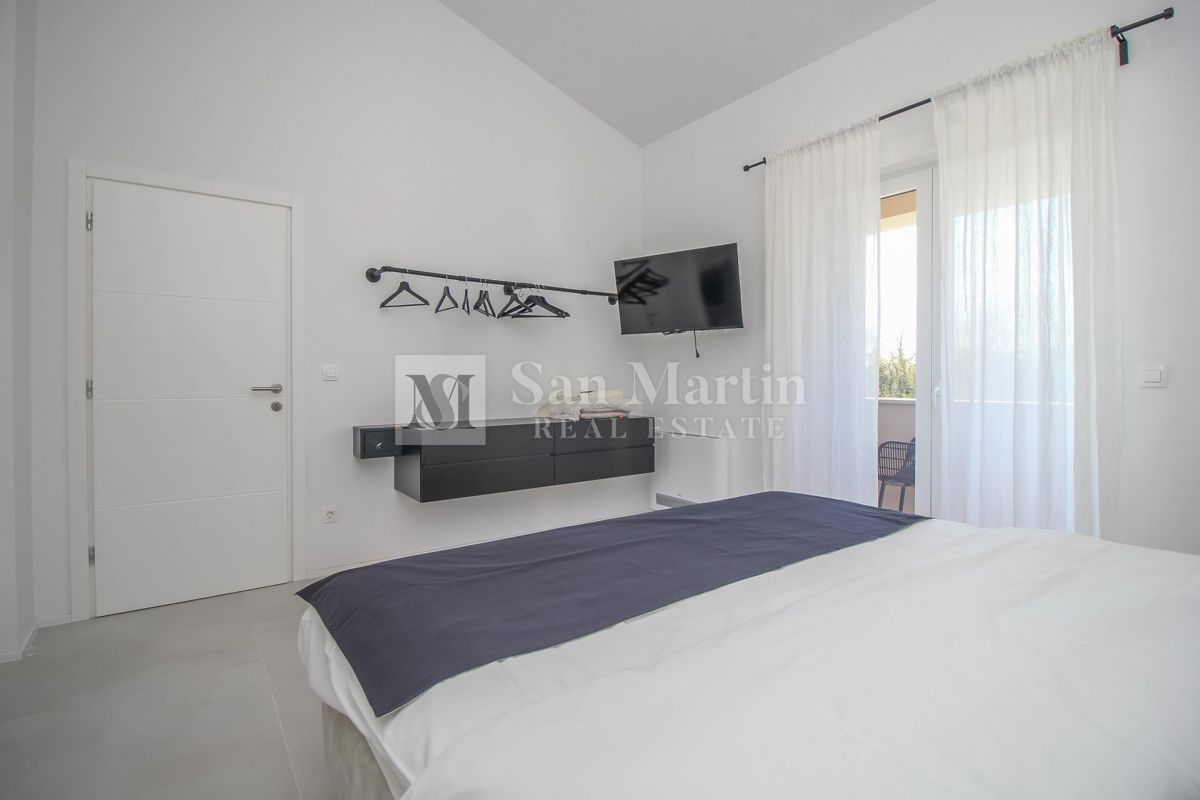 NOVIGRAD - NUOVA CASA MODERNA CON PISCINA