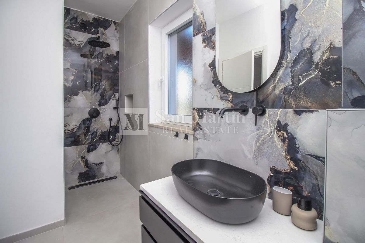 NOVIGRAD - NUOVA CASA MODERNA CON PISCINA