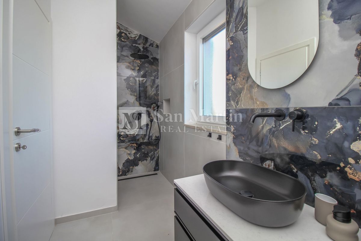 NOVIGRAD - NUOVA CASA MODERNA CON PISCINA