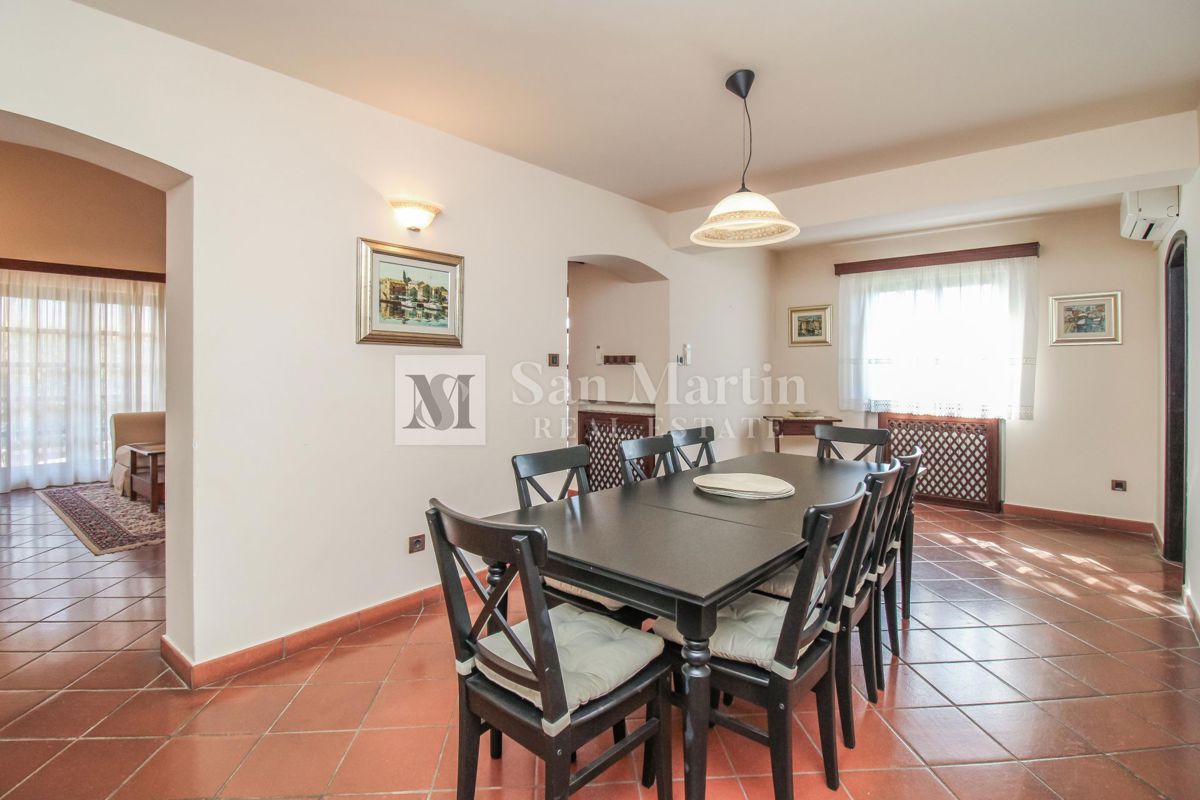 PARENZO, Casa con piscina in zona tranquilla