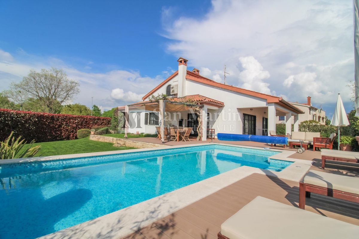 PARENZO, Casa con piscina in zona tranquilla