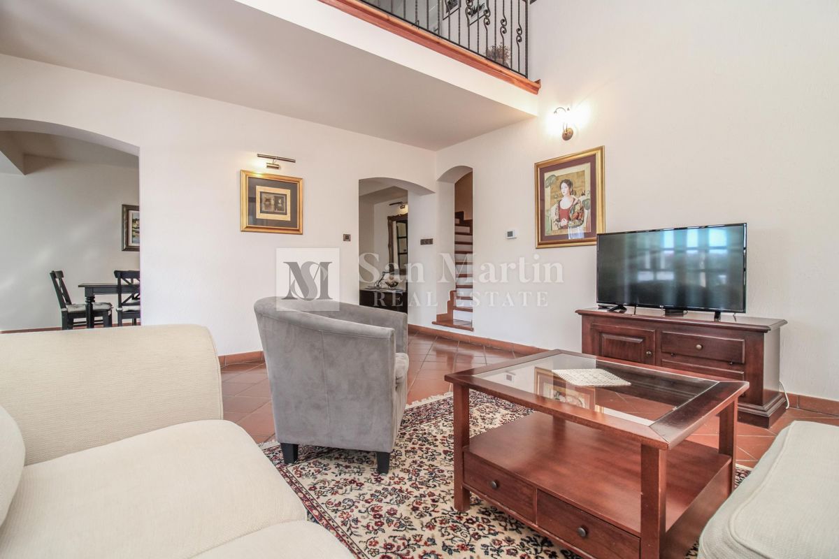 PARENZO, Casa con piscina in zona tranquilla