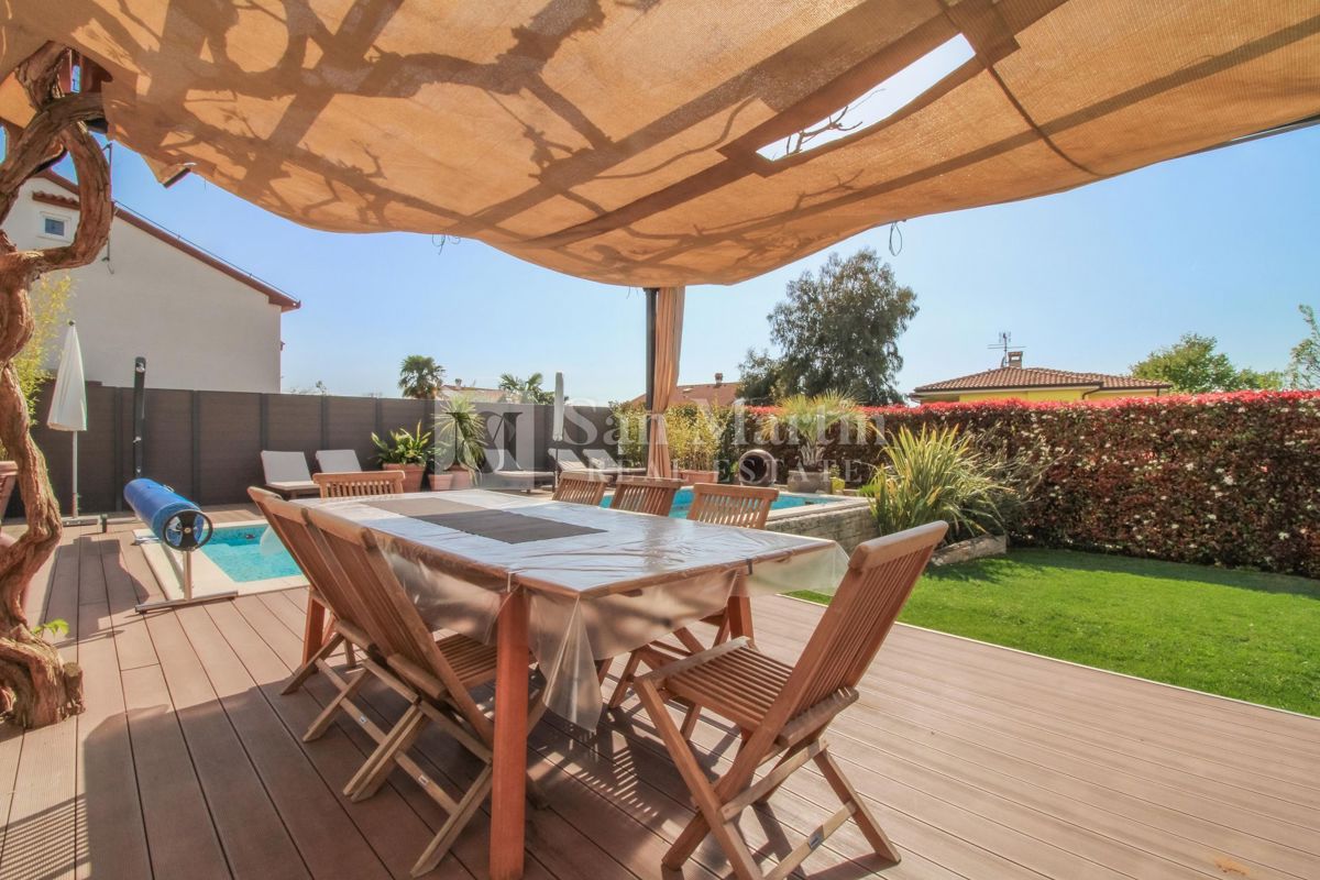 PARENZO, Casa con piscina in zona tranquilla