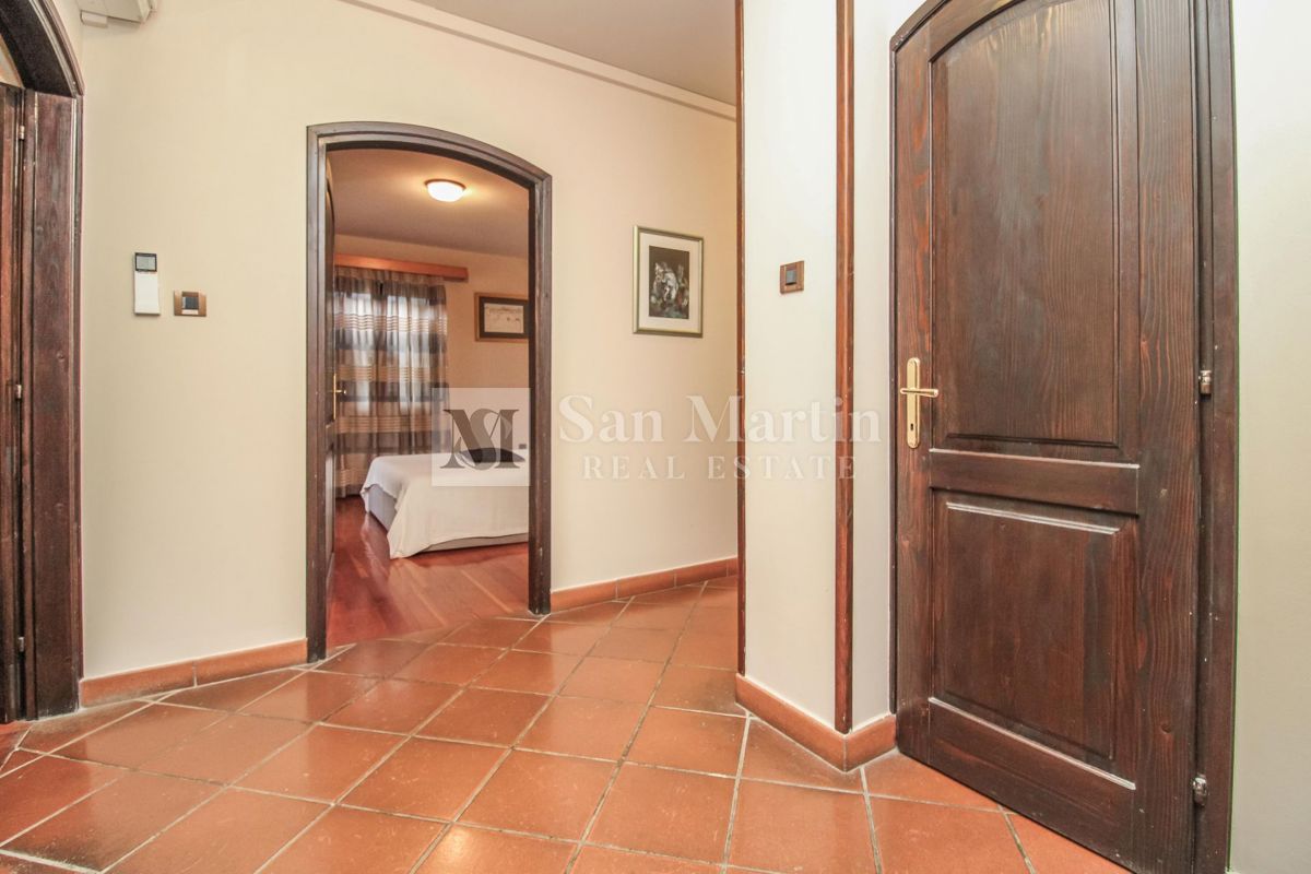 PARENZO, Casa con piscina in zona tranquilla