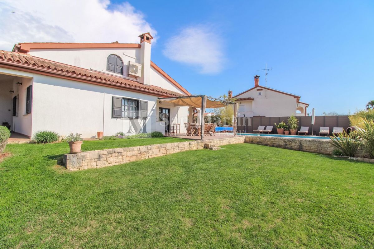 PARENZO, Casa con piscina in zona tranquilla