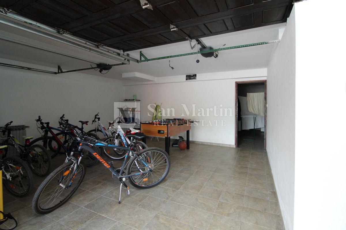 PARENZO, Casa con piscina in zona tranquilla