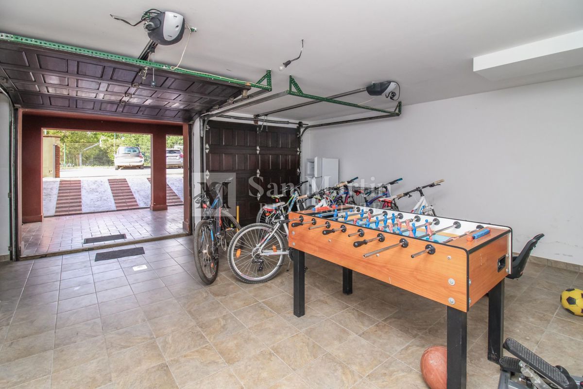 PARENZO, Casa con piscina in zona tranquilla