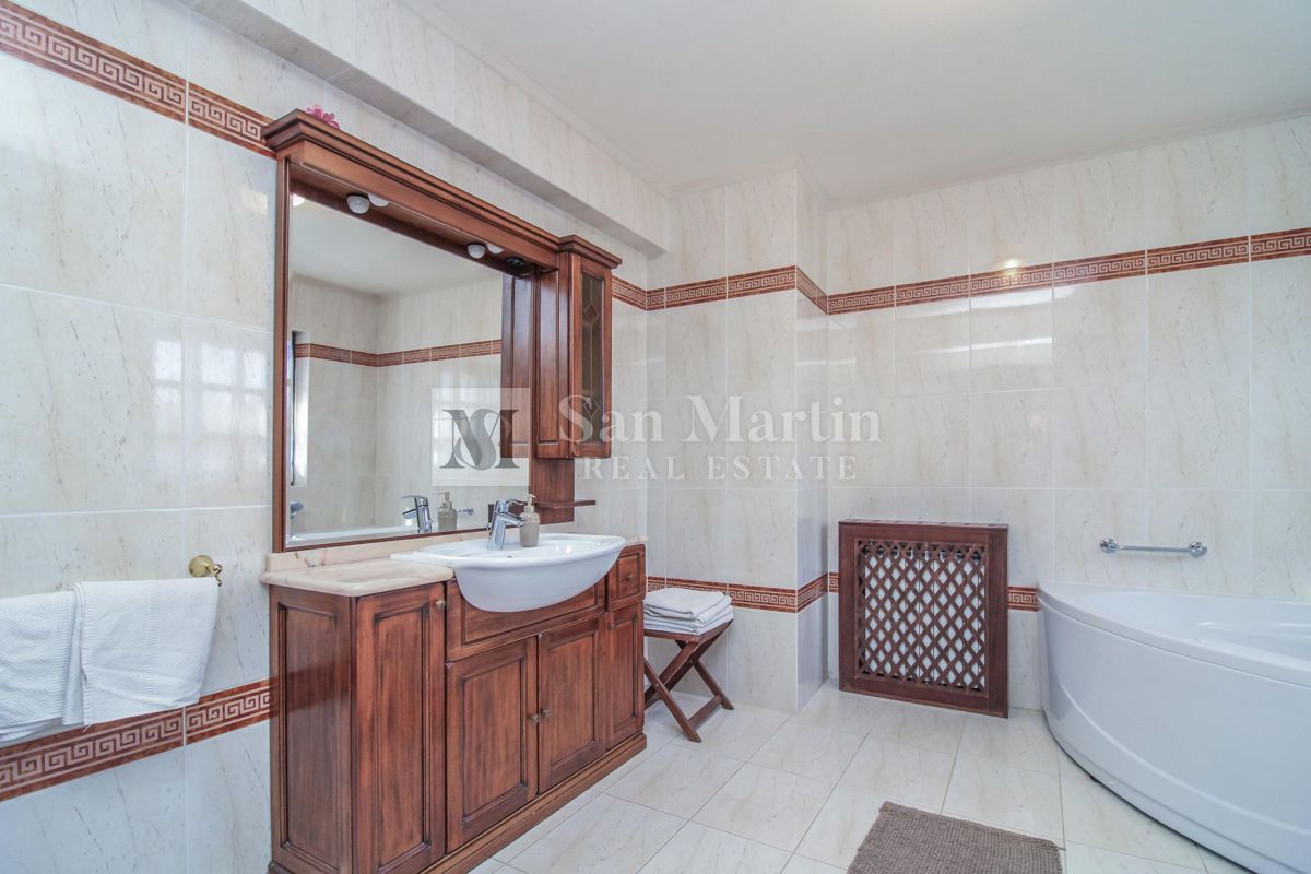 PARENZO, Casa con piscina in zona tranquilla
