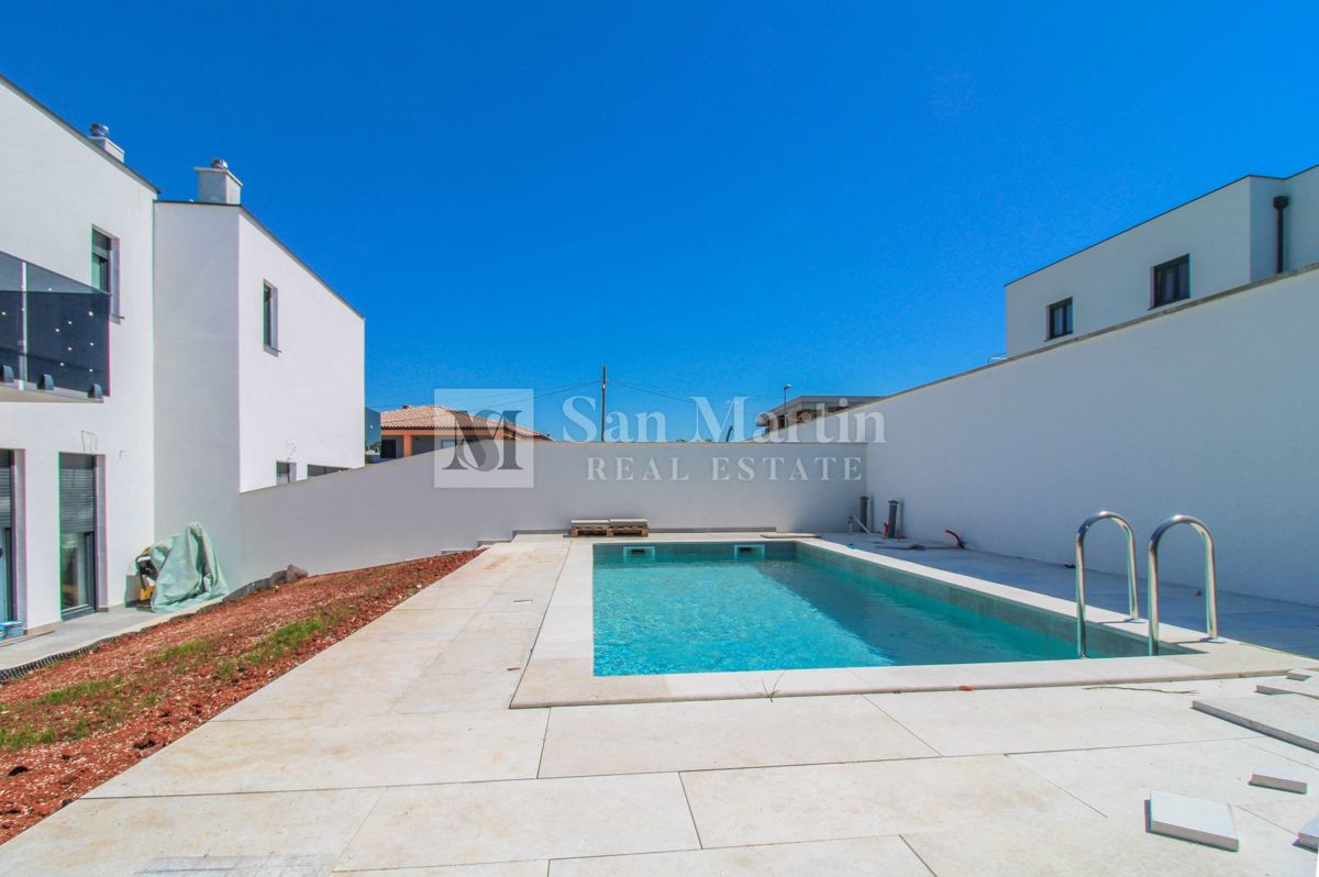 Umago - bellissima e moderna casa bifamiliare con piscina