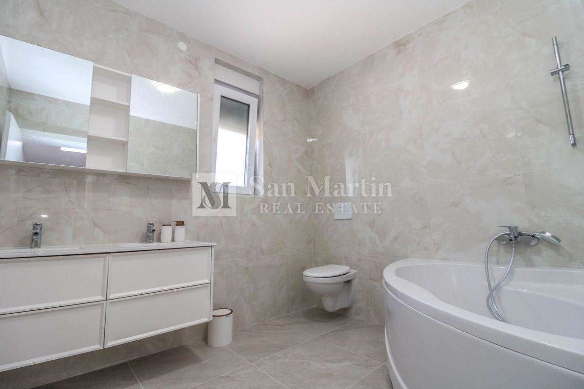 Umago - bellissima e moderna casa bifamiliare con piscina