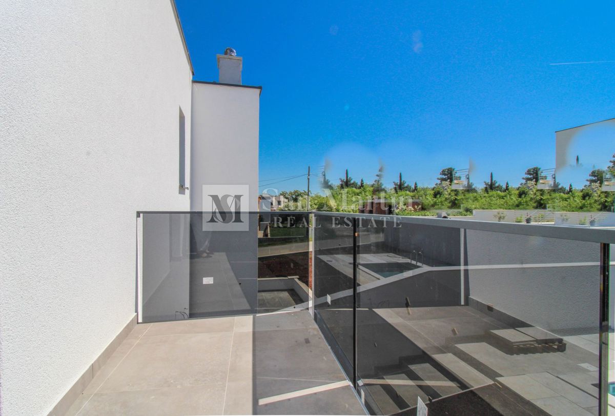 Umago - bellissima e moderna casa bifamiliare con piscina