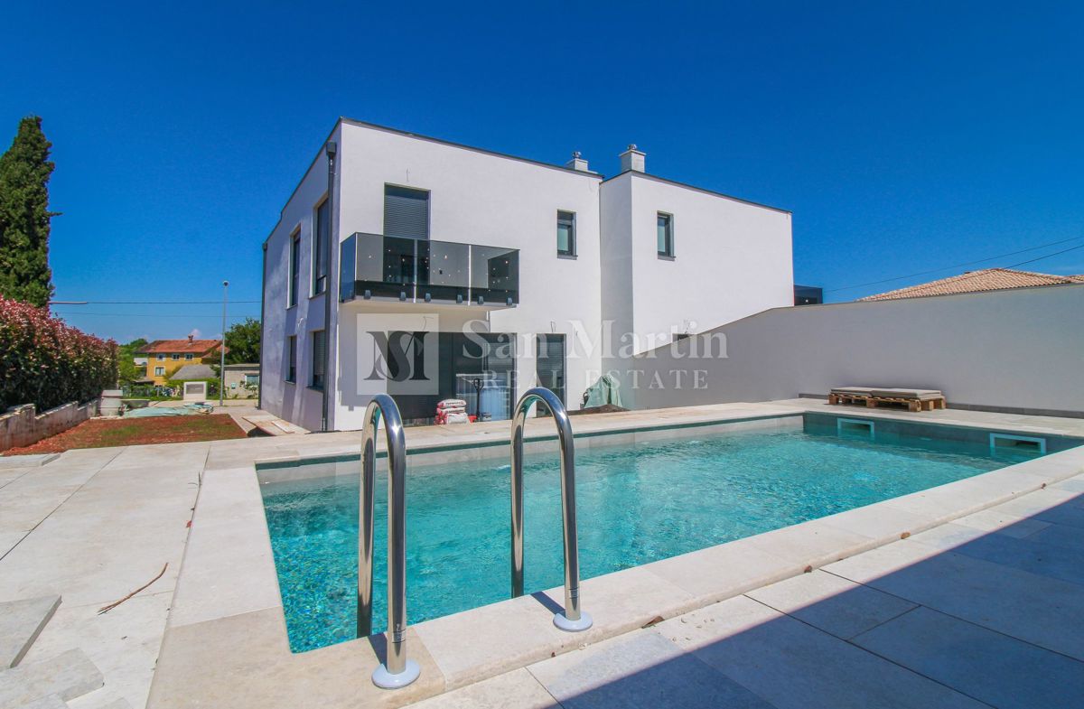 Umago - bellissima e moderna casa bifamiliare con piscina