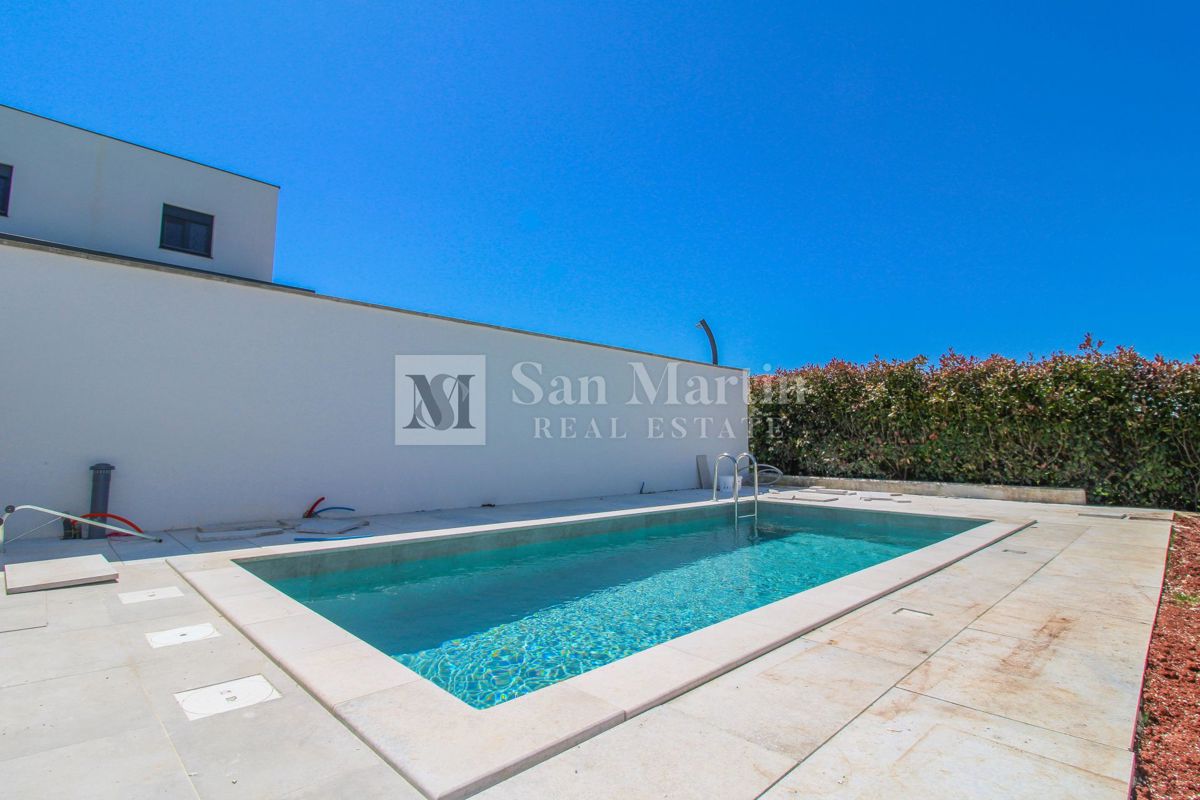 Umago - bellissima e moderna casa bifamiliare con piscina