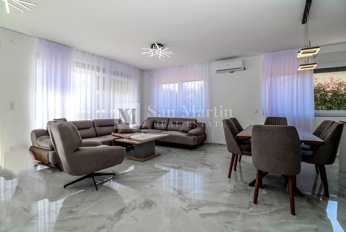 Umago - bellissima e moderna casa bifamiliare con piscina