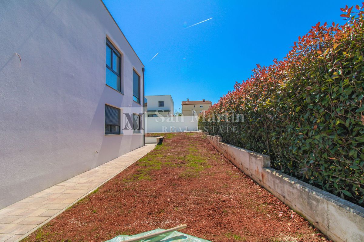 Umago - bellissima e moderna casa bifamiliare con piscina