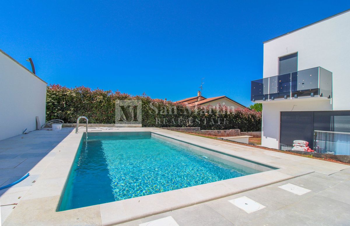 Umago - bellissima e moderna casa bifamiliare con piscina