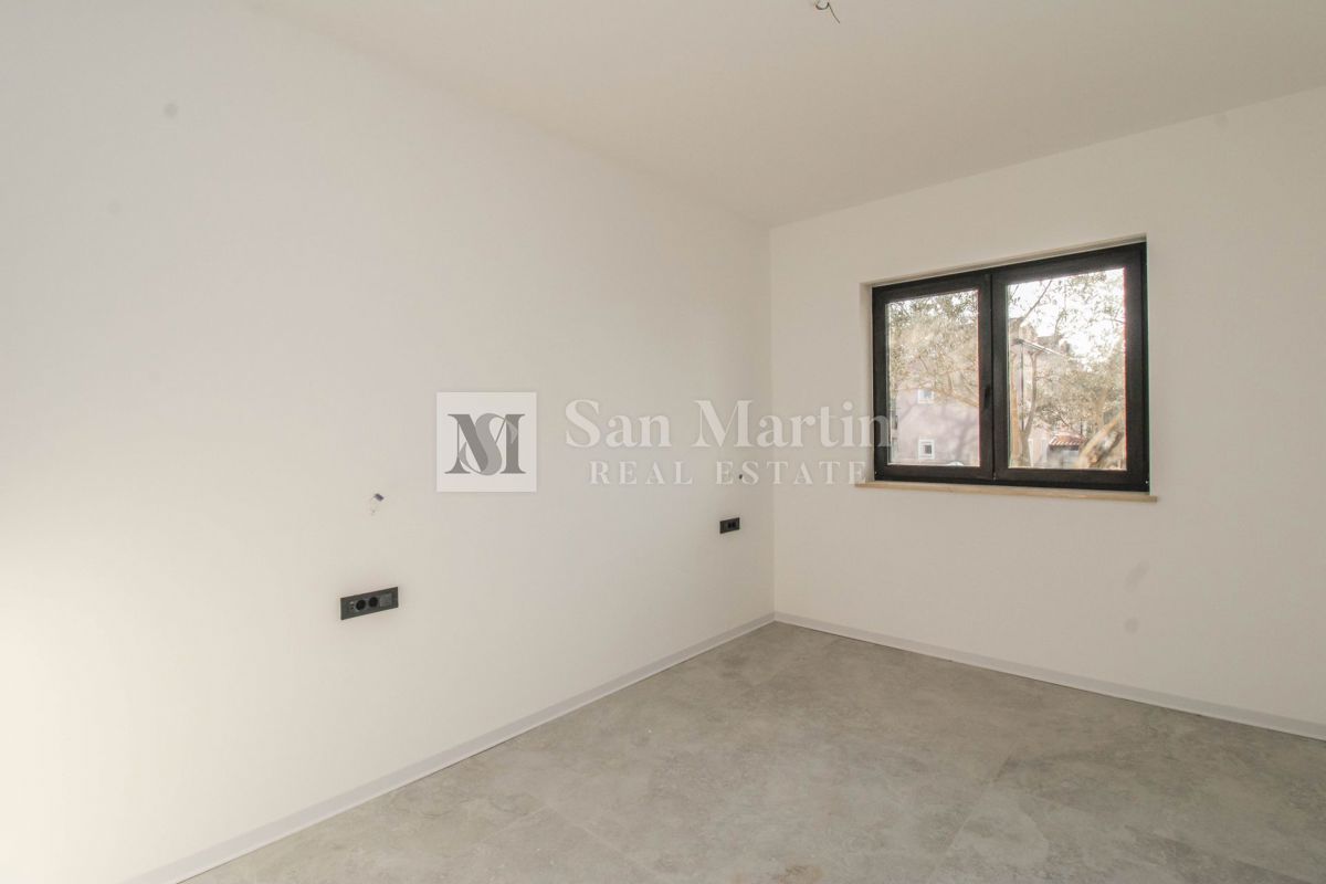 Parenzo, Appartamento trilocale al piano terra con giardino