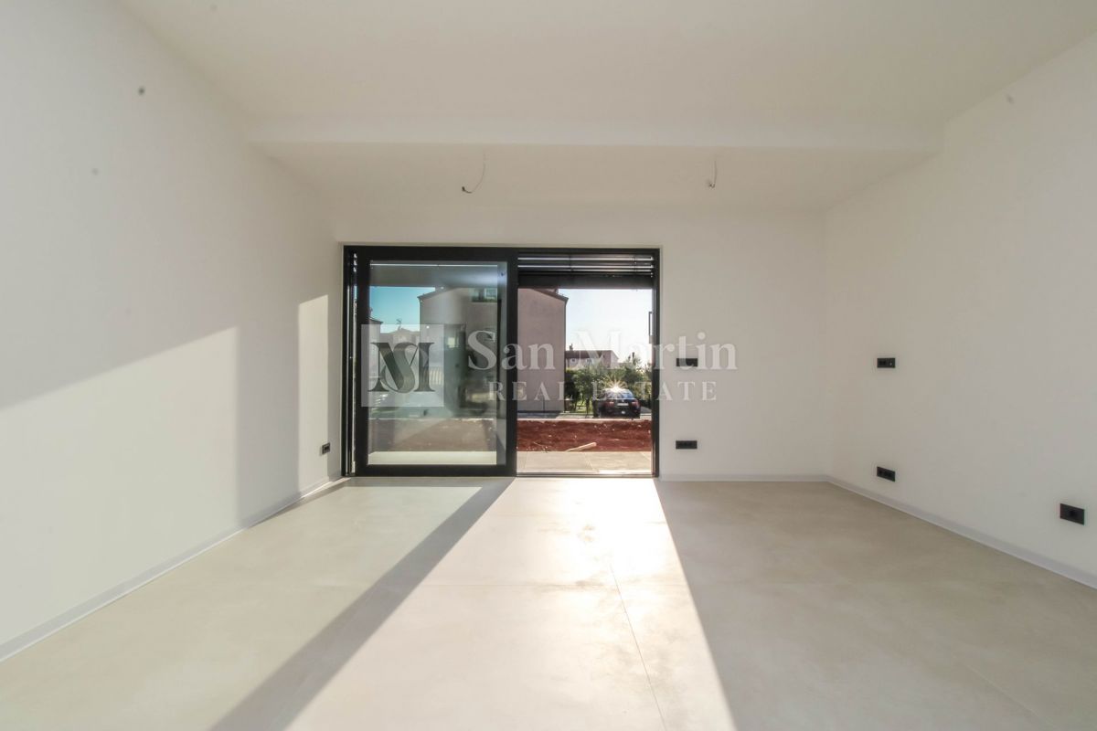 Parenzo, Appartamento trilocale al piano terra con giardino