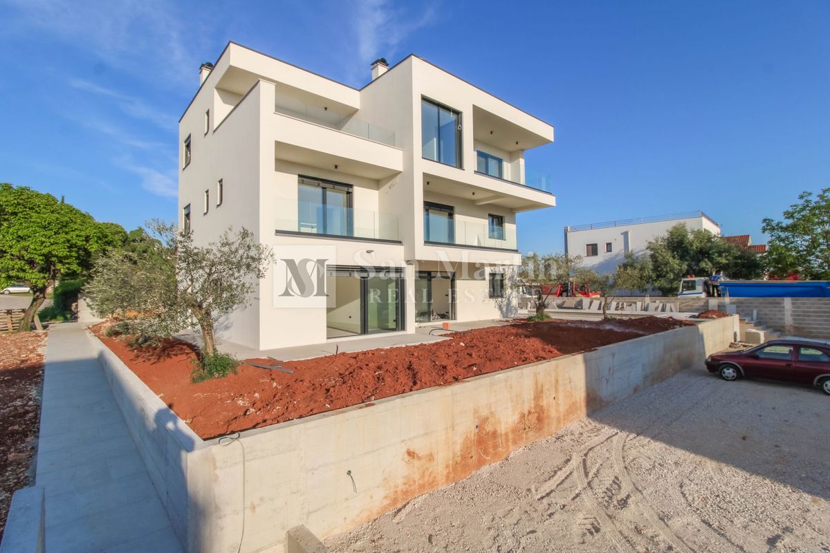 Parenzo, Appartamento trilocale al piano terra con giardino