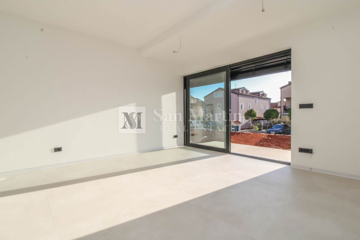 Parenzo, Appartamento trilocale al piano terra con giardino