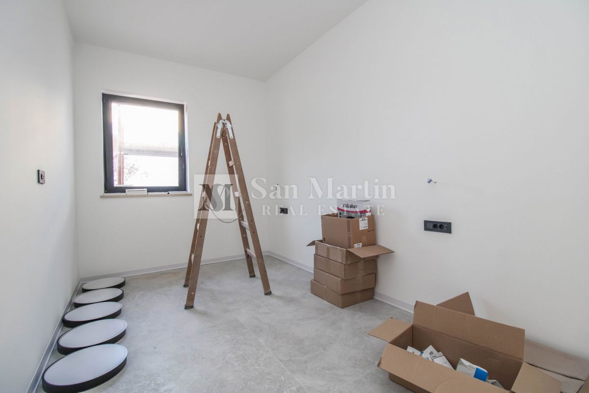 Parenzo, Appartamento trilocale al piano terra con giardino