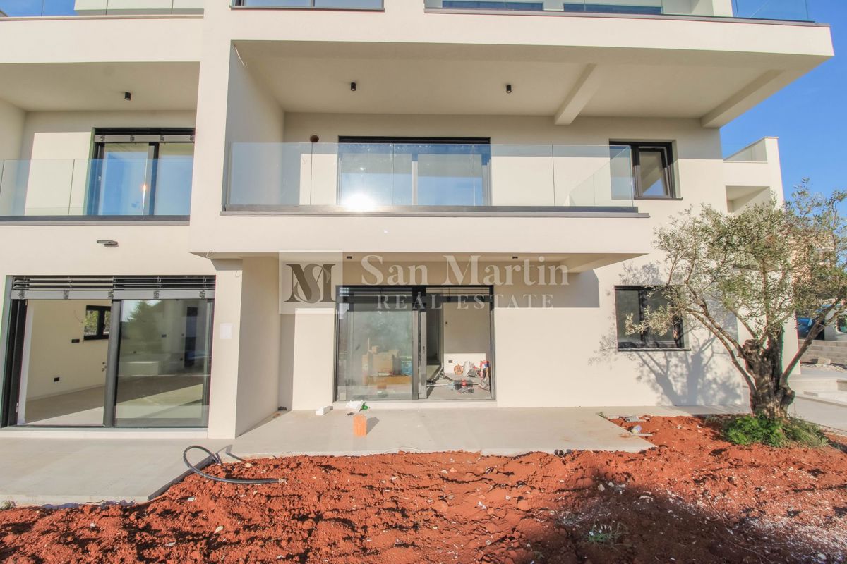 Parenzo, Appartamento trilocale al piano terra con giardino