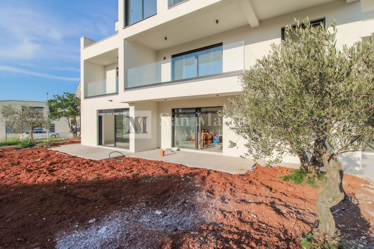 Parenzo, Appartamento trilocale al piano terra con giardino