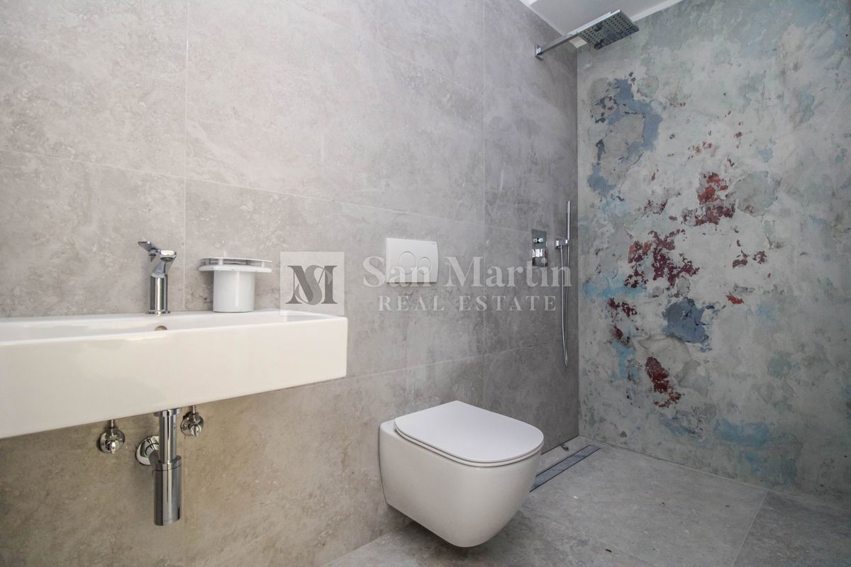 Parenzo, Appartamento trilocale al piano terra con giardino