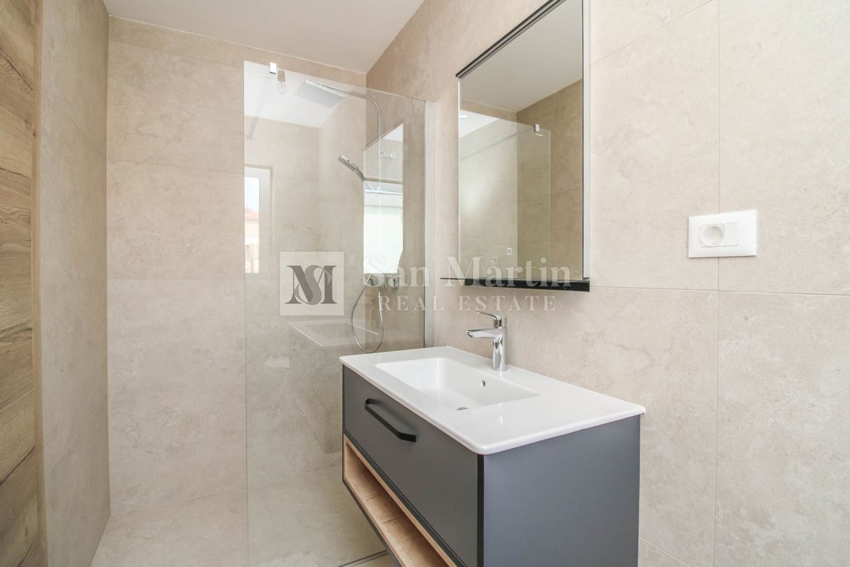 Nuova casa moderna con piscina, 4 camere da letto