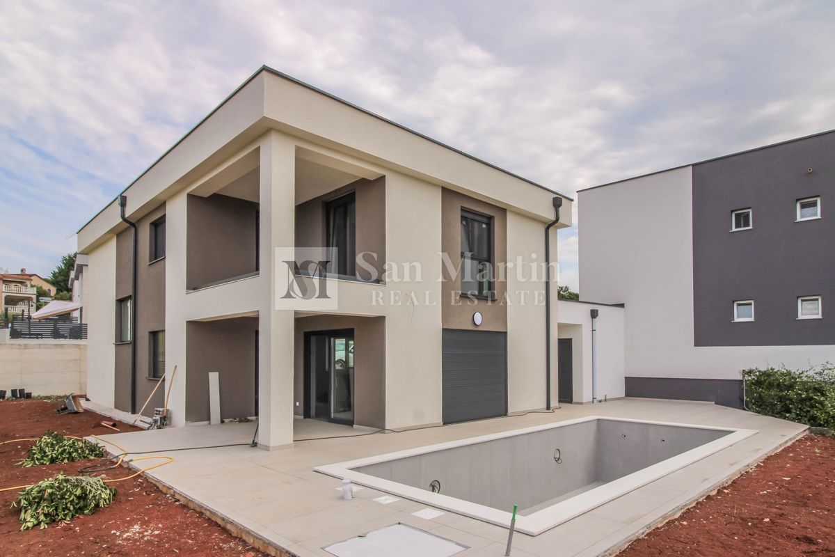 Nuova casa moderna con piscina, 4 camere da letto