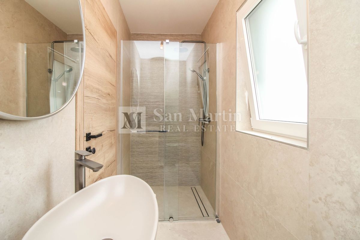 Nuova casa moderna con piscina, 4 camere da letto
