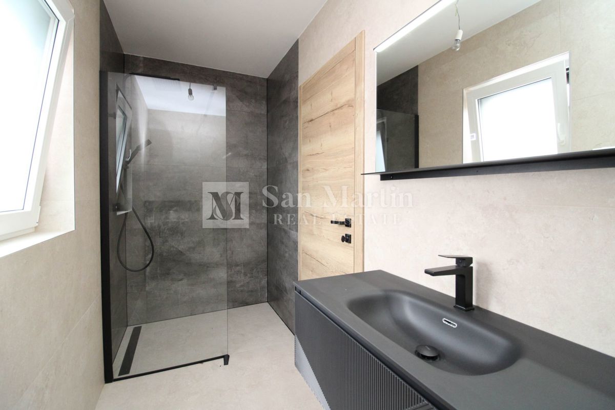 Nuova casa moderna con piscina, 4 camere da letto
