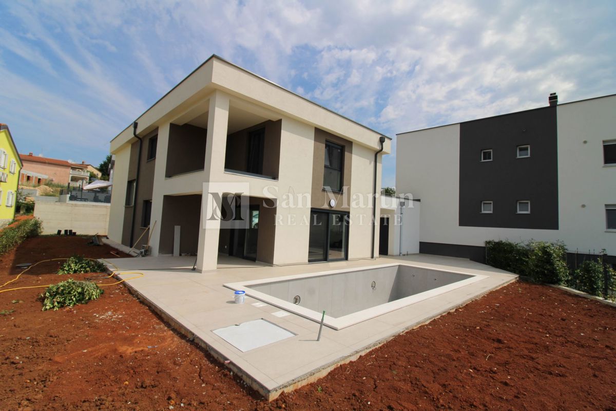 Nuova casa moderna con piscina, 4 camere da letto