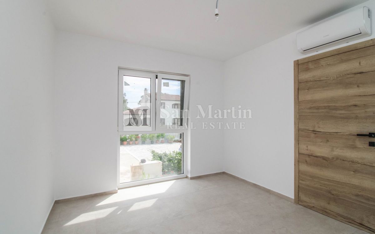 Nuova casa moderna con piscina, 4 camere da letto
