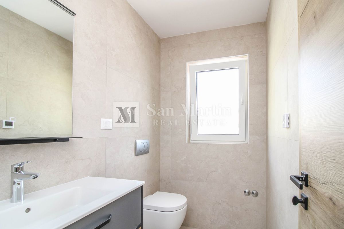 Nuova casa moderna con piscina, 4 camere da letto