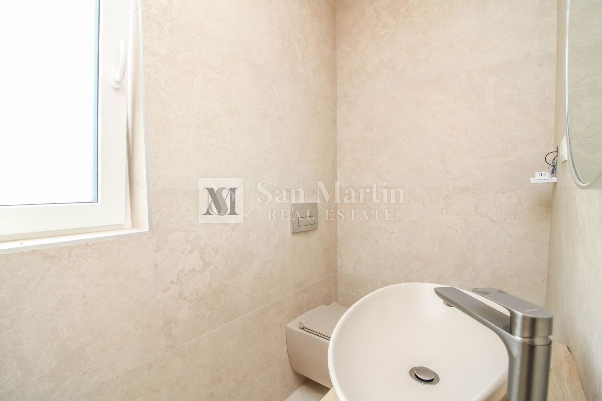 Nuova casa moderna con piscina, 4 camere da letto
