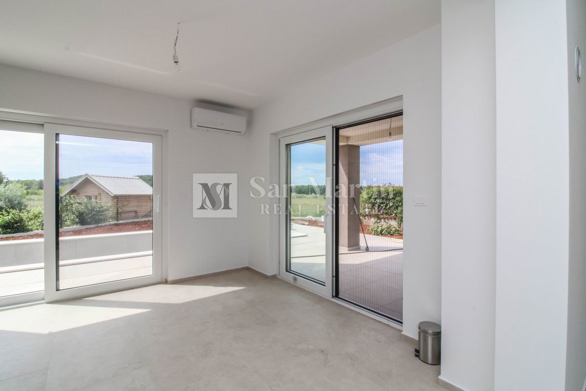 Nuova casa moderna con piscina, 4 camere da letto