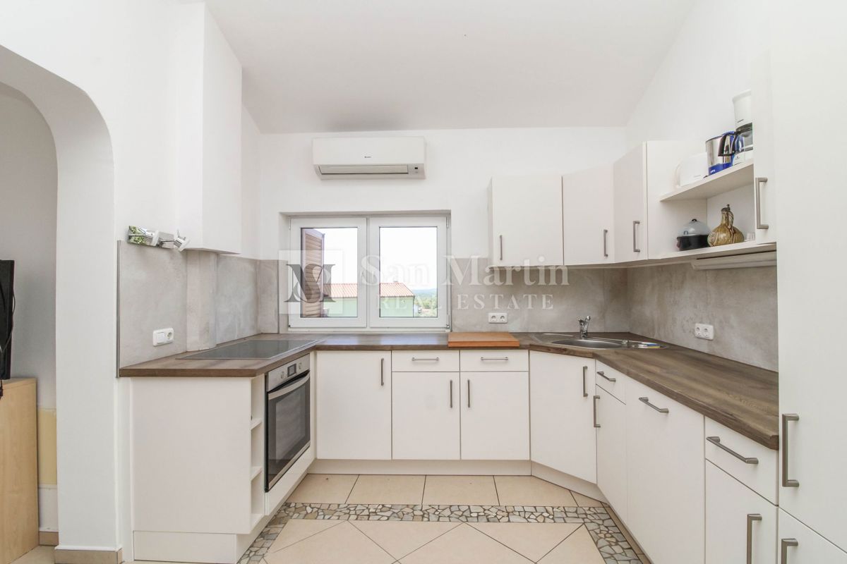 Casa con 4 appartamenti, piscina e ampio giardino