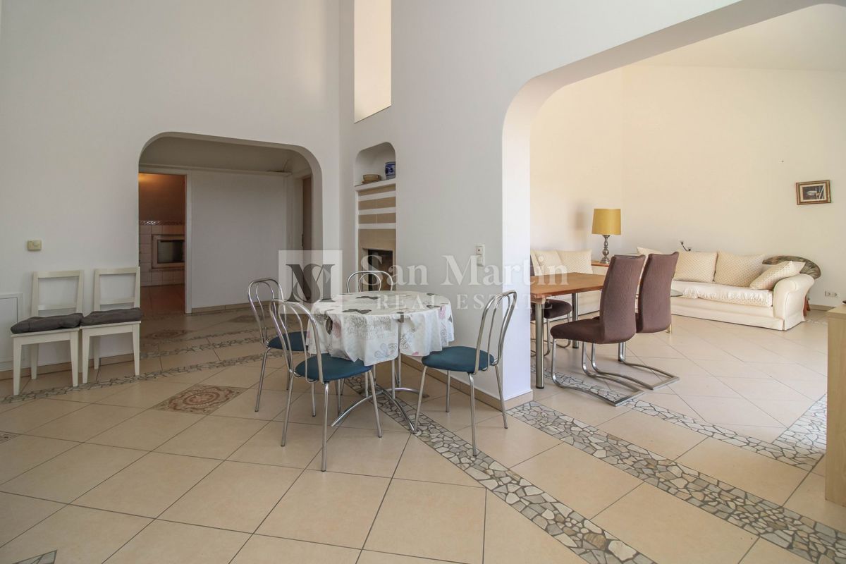 Casa con 4 appartamenti, piscina e ampio giardino