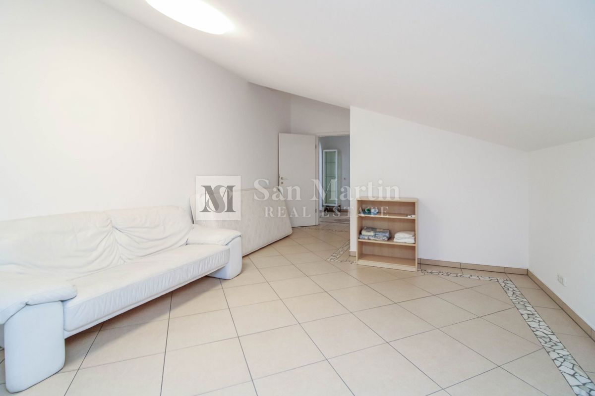 Casa con 4 appartamenti, piscina e ampio giardino