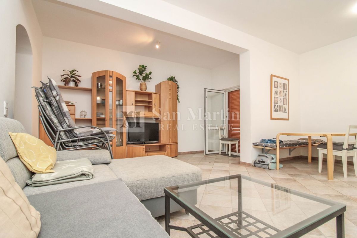 Casa con 4 appartamenti, piscina e ampio giardino