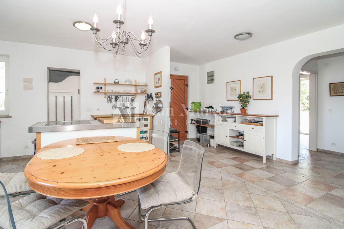 Casa con 4 appartamenti, piscina e ampio giardino