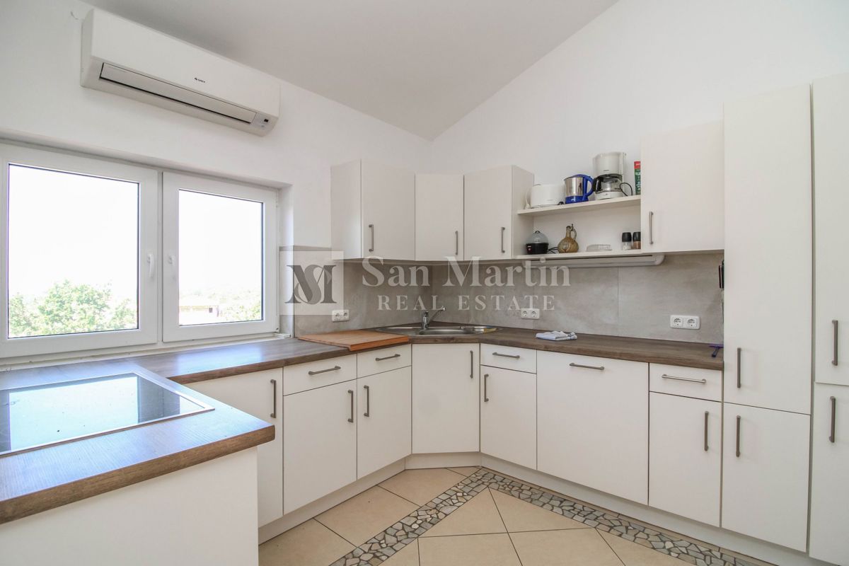 Casa con 4 appartamenti, piscina e ampio giardino