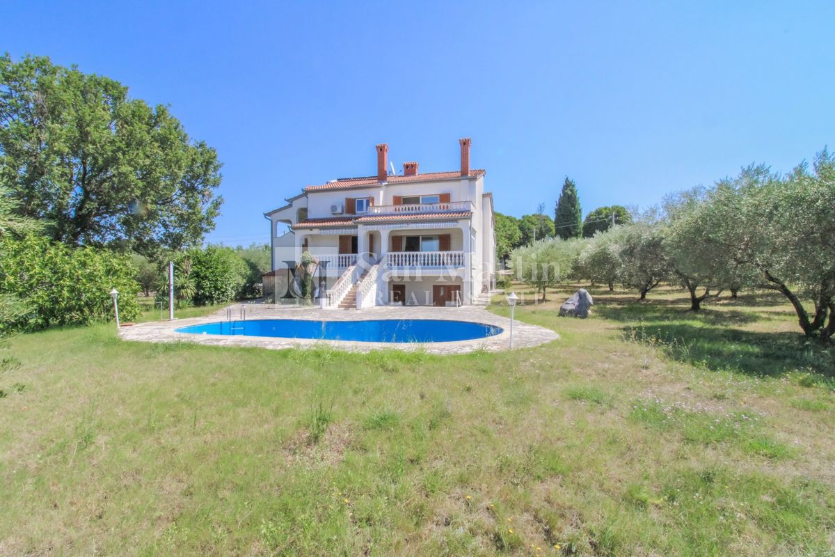 Casa con 4 appartamenti, piscina e ampio giardino