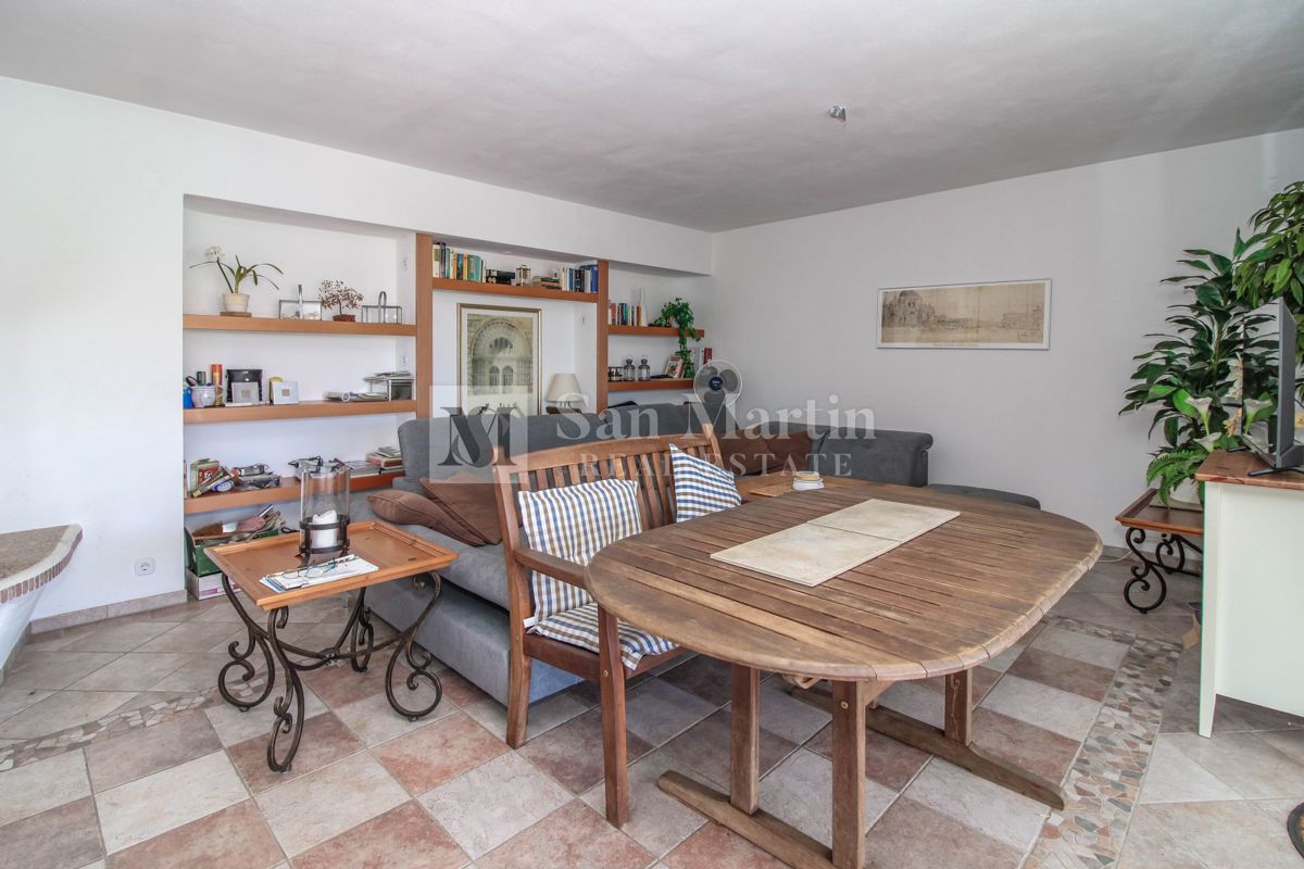 Casa con 4 appartamenti, piscina e ampio giardino