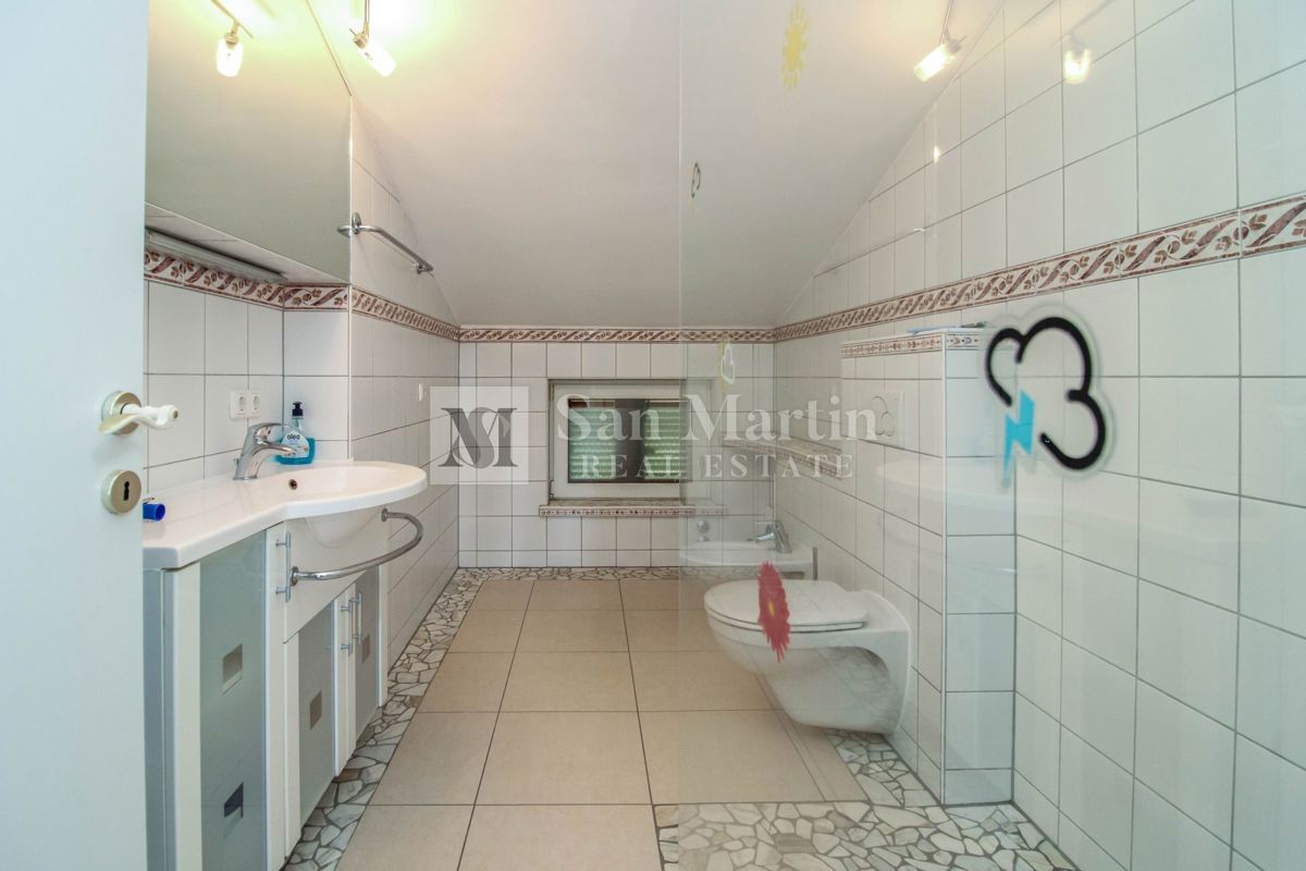 Casa con 4 appartamenti, piscina e ampio giardino